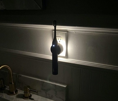 Built-in dock nightlight of Mode Toothbrush