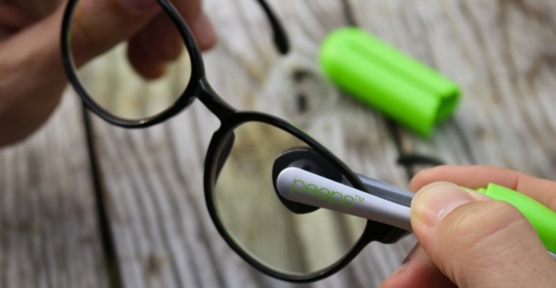 How to Use the Peeps Eyeglass Cleaner?
